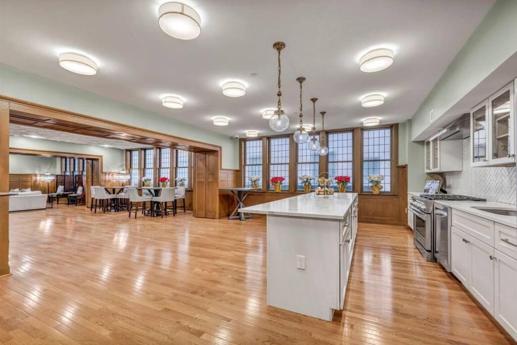 Heart Of Dt On Playhouse Square With Heated Pool- 210 Cleveland