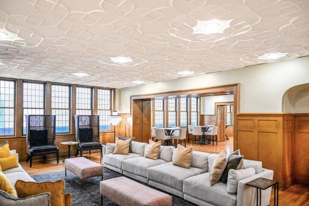 Heart Of Dt On Playhouse Square With Heated Pool- 210 *
